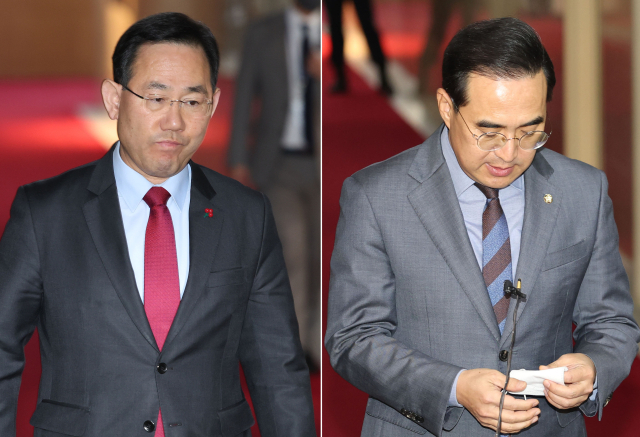 국민의힘 주호영 원내대표(왼쪽)와 더불어민주당 박홍근 원내대표가 1일 오전 국회의장 주재 여야 원내대표 회동을 마치고 서울 여의도 국회 의장실에서 나오고 있다. 연합뉴스