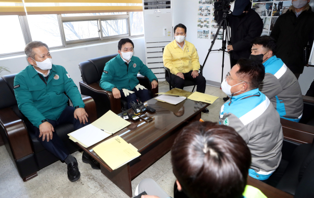원희룡 국토교통부 장관과 이상민 행정안전부 장관이 1일 오후 인천시 중구 삼표시멘트 인천사업소를 찾아 화물연대 파업에 따른 운영 차질 상황을 청취하고 있다. 이 업체는 화물연대 파업으로 시멘트 수송이 끊기면서 시멘트 제품 제조·포장에 차질을 빚고 있다. 연합뉴스