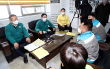 원희룡 국토교통부 장관과 이상민 행정안전부 장관이 1일 오후 인천시 중구 삼표시멘트 인천사업소를 찾아 화물연대 파업에 따른 운영 차질 상황을 청취하고 있다. 이 업체는 화물연대 파업으로 시멘트 수송이 끊기면서 시멘트 제품 제조·포장에 차질을 빚고 있다. 연합뉴스