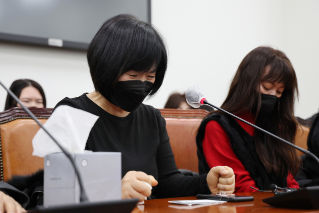 1일 오후 국회에서 열린 용산 이태원 참사 진상규명과 재발방지를 위한 국정조사 특별위원회 유가족 간담회에서 두 주먹을 꽉 쥔 유가족이 흐느끼고 있다. 연합뉴스