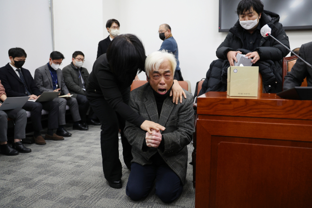 1일 오후 국회에서 열린 용산 이태원 참사 진상규명과 재발방지를 위한 국정조사 특별위원회 유가족 간담회에서 유가족이 무릎을 꿇고 진실규명을 호소하고 있다. 연합뉴스
