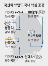 윤석열 대통령이 23일 서울 용산 대통령실 청사에서 화상으로 테슬라 최고경영자(CEO) 일론 머스크를 접견한 뒤 작별인사를 하고 있다. 연합뉴스