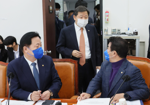 지난달 28일 오전 국회 예산결산특별위원회 예산안등조정심사소위원회에서 국민의힘 이철규 간사(가운데)가 더불어민주당 박정 간사(오른쪽)와 대화하고 있다. 연합뉴스