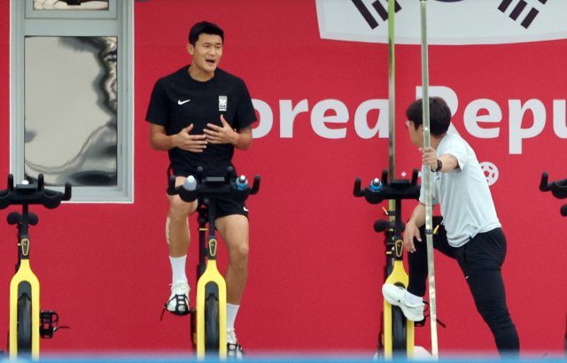 2022 카타르 월드컵 조별리그 3차전 포르투갈과의 경기를 앞둔 축구대표팀의 김민재가 1일 오전(현지시간) 카타르 도하 알에글라 훈련장에서 팀훈련에 빠진 채 혼자 자전거를 타고 있다. 연합뉴스