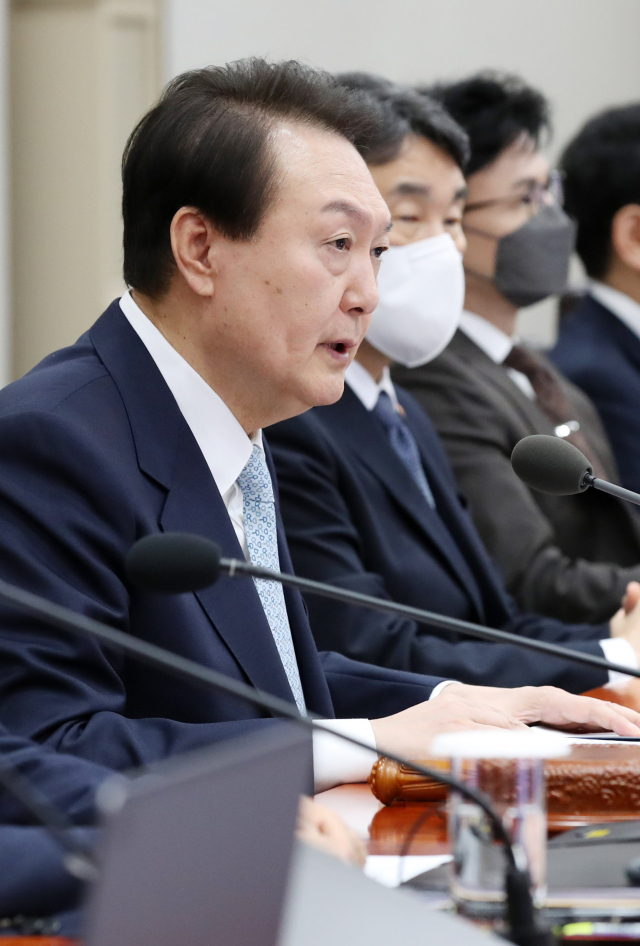 윤석열 대통령이 화물연대 집단운송거부 사태 관련 업무개시명령을 심의하기 위해 29일 서울 용산 대통령실 청사에서 열린 국무회의에 참석, 발언하고 있다. 연합뉴스