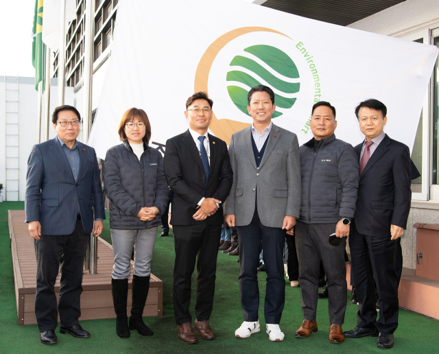 구미시 12월 이달의 기업으로 선정된 구미국가산단 내 ㈜세화이에스 박영구(왼쪽 세 번째) 대표와 김장호(왼쪽 네 번째) 구미시장 등 관계자들이 구미시청 게양대에서 회사기 게양식을 하고 있다. 구미시 제공