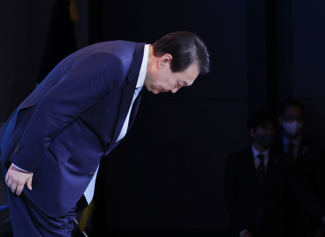 윤석열 대통령이 29일 오후 서울 광진구 그랜드 워커힐 서울에서 열린 민주평화통일자문회의 해외 자문위원과의 통일대화에 참석, 격려사에 앞서 인사하고 있다. 연합뉴스