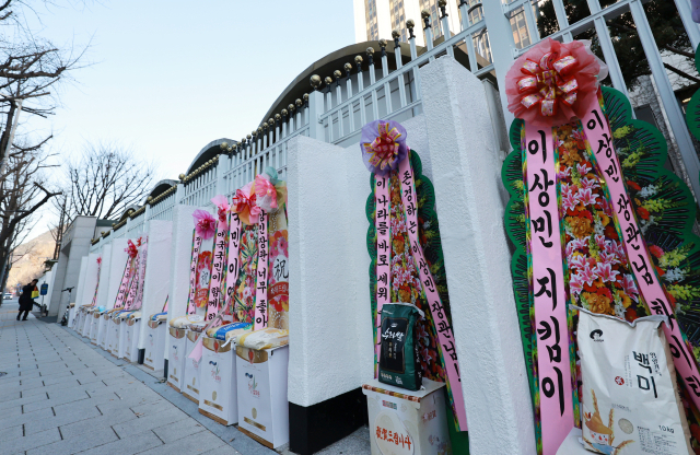 1일 정부서울청사 담벼락에 이상민 행정안전부 장관을 응원하는 시민들이 가져다 놓은 화환이 놓여 있다. 내년도 예산안 처리 법정 시한을 하루 앞두고 여야 정치권은 이상민 행정안전부 장관 해임건의안을 두고 대치를 이어가고 있다. 앞서 더불어민주당은 이태원 참사의 책임을 묻기 위해 지난달 30일 이상민 행정안전부 장관 해임건의안을 국회에 발의했다. 연합뉴스
