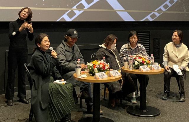 발달장애 캐리커쳐 작가인 정은혜 작가와 아버지 서동일 감독, 어머니 장차현실 작가와 함께 영화 