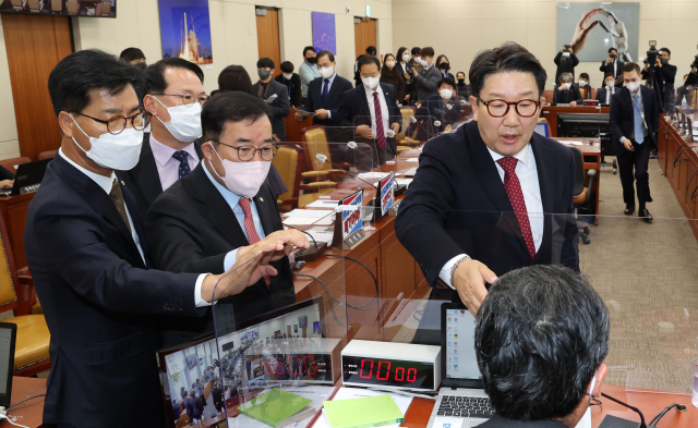 박성중 간사, 권성동, 김영식, 윤두현 의원 등 국민의힘 소속 과방위원들이 2일 서울 여의도 국회에서 열린 과학기술정보방송통신위원회 전체회의에서 정청래 위원장이 방송법 개정안에 대한 찬반 토론 종결을 표결에 붙이자 정 위원장에게 항의하고 있다. 더불어민주당 의원들은 의원석에서 일어나 방송법 개정안 찬반 토론 종결에 찬성을 표하고 있다. 연합뉴스