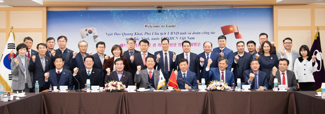 2일 경북 구미시를 방문한 베트남 박닌성 다오 광 카이 부성장 일행과 구미시 관계자들이 기념촬영하고 있다. 구미시 제공