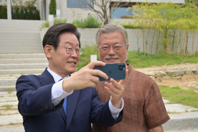 문재인(오른쪽) 전 대통령이 지난 8월 29일 경남 양산시 평산마을 사저에서 이재명 더불어민주당 대표의 예방을 받고 셀카 촬영을 하고 있다.연합뉴스