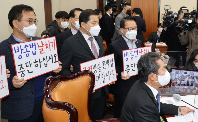 언론인 출신 국민의힘 의원들이 2일 서울 여의도 국회 과학기술정보방송통신위원회 회의실에서 과방위 전체회의가 열리기에 앞서 방송법 개정안 반대 피켓시위를 하고 있다. 연합뉴스