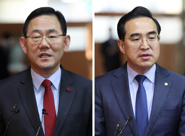 국민의힘 주호영 원내대표(왼쪽)와 더불어민주당 박홍근 원내대표가 지난 2일 여야 원내대표 회동을 마친 뒤 취재진의 질문에 답변하고 있다. 연합뉴스