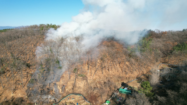 2일 오후 2시 12분쯤 대구 수성구 지산동 무학산에서 주민이 풀을 소각하다 산불이 발생했다. 대구 수성소방서 제공