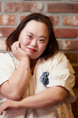 캐리커처 작가 정은혜 씨가 16일 서울 종로구 한 카페에서 진행된 인터뷰에서 포즈 취하고 있다. 2022.6.16 [영화사 진진 제공] 연합뉴스