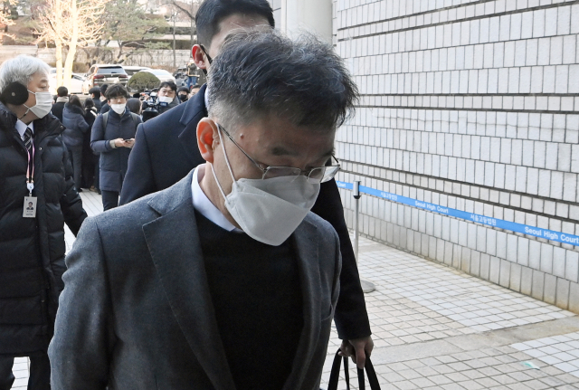 화천대유자산관리 대주주 김만배 씨가 지난 12월 2일 오전 서울중앙지법에서 열린 대장동 개발 사업 로비·특혜 의혹 관련 1심 속행 공판에 출석하고 있다. 구속 기한 만료로 석방되고 1주일 정도 지난 시점이었고, 이날로부터 다시 12일 후 극단적 선택을 시도했다. 연합뉴스