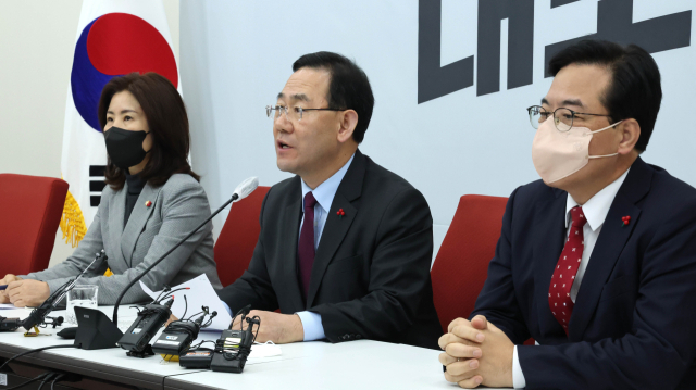 국민의힘 주호영 원내대표가 2일 오후 국회 원내대표실에서 열린 기자간담회에서 여야 원내대표 회동 결과에 대해 브리핑하고 있다. 연합뉴스