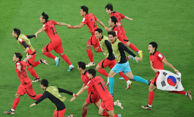 3일 오전(한국시간) 카타르 알라이얀의 에듀케이션 시티 스타디움에서 열린 2022 카타르 월드컵 조별리그 H조 3차전 대한민국과 포르투갈 경기에서 승리를 거두며 16강 진출에 성공한 대표팀 선수들이 기뻐하며 그라운드를 내달리고 있다. 연합뉴스