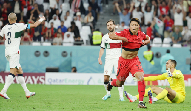 3일 오전(한국시간) 카타르 알라이얀의 에듀케이션 시티 스타디움에서 열린 2022 카타르 월드컵 조별리그 H조 3차전 대한민국과 포르투갈 경기. 후반 추가 시간 한국 황희찬이 역전골을 넣은 뒤 상의를 탈의하며 내달리고 있다. 연합뉴스