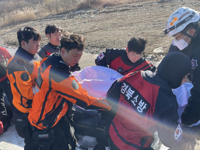 청도 운문댐 실종 50대 시신 이송. 경북소방본부 제공