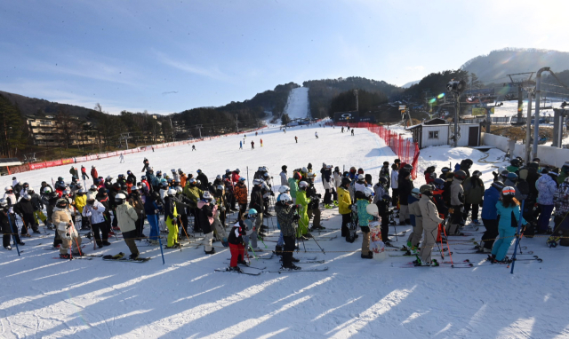 개장 후 첫 주말을 맞은 3일 강원 평창군 용평스키장에는 시즌을 기다려온 많은 스키어와 스노보더가 찾아 리프트 앞에서 차례를 기다리고 있다. 연합뉴스