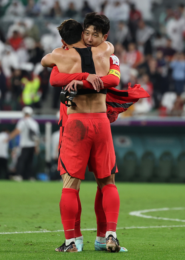 3일 오전(한국시간) 카타르 알라이얀의 에듀케이션 시티 스타디움에서 열린 2022 카타르 월드컵 조별리그 H조 3차전 대한민국과 포르투갈 경기에서 승리를 거두며 16강 진출에 성공한 대표팀 손흥민과 황희찬이 뜨거운 포옹을 나누고 있다. 연합뉴스