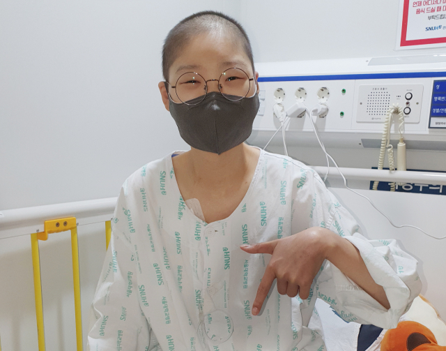 김재은 양이 항암치료로 힘이 빠진 상태지만 환하게 웃으며 럭키칠곡 포즈를 취하고 있다. 본인 SNS 캡처