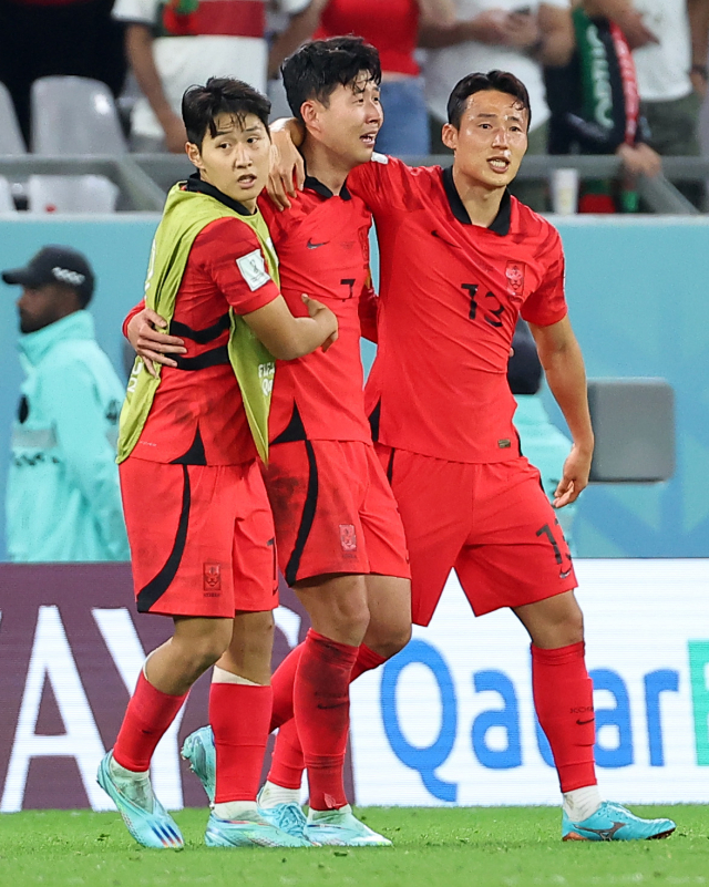 3일 오전(한국시간) 카타르 알라이얀의 에듀케이션 시티 스타디움에서 열린 2022 카타르 월드컵 조별리그 H조 3차전 대한민국과 포르투갈 경기에서 2-1로 승리를 거두며 16강 진출에 성공한 대표팀 손흥민이 눈물을 흘리고 있다. 왼쪽부터 이강인, 손흥민, 손준호. 연합뉴스