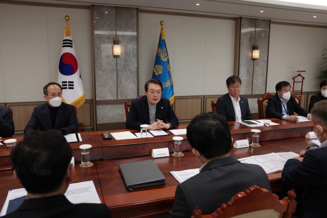 윤석열 대통령이 4일 오후 서울 용산 대통령실 청사에서 화물연대 집단운송거부 대응과 관련한 관계장관회의를 주재하고 잇다. 연합뉴스