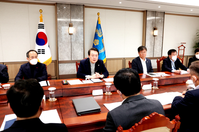 윤석열 대통령이 4일 오후 서울 용산 대통령실 청사에서 화물연대 집단 운송거부 대응과 관련한 관계장관회의를 주재하고 잇다. 연합뉴스