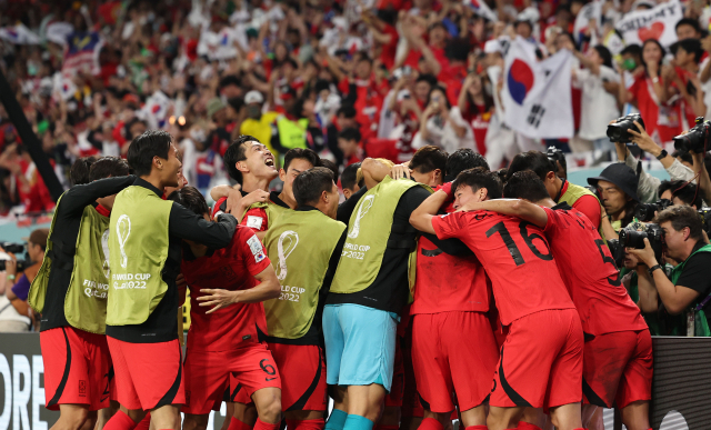2022년 12월 3일 오전(한국시간) 카타르 알라이얀의 에듀케이션 시티 스타디움에서 열린 2022 카타르 월드컵 조별리그 H조 3차전 대한민국과 포르투갈 경기. 황희찬이 역전골을 넣고 동료선수들과 기뻐하고 있다. 연합뉴스