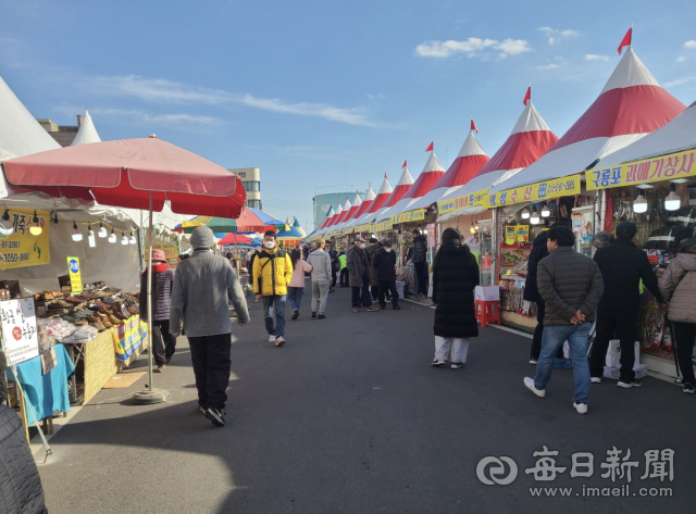 포항 구룡포과메기축제 행사장의 과메기 할인판매 부스 등 특산물 판매 장터에서 관광객들이 싱싱한 경북 동해안의 해산물을 구경하며 즐거운 시간을 보내고 있다. 포항시 제공