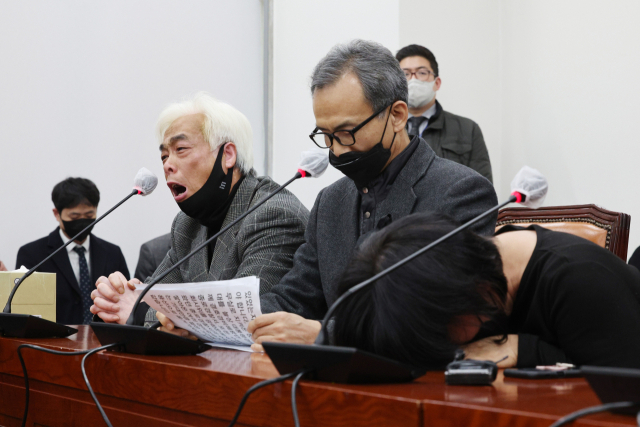 1일 오후 국회에서 열린 용산 이태원 참사 진상규명과 재발방지를 위한 국정조사 특별위원회 유가족 간담회에서 유가족이 울먹이며 발언하고 있다. 연합뉴스