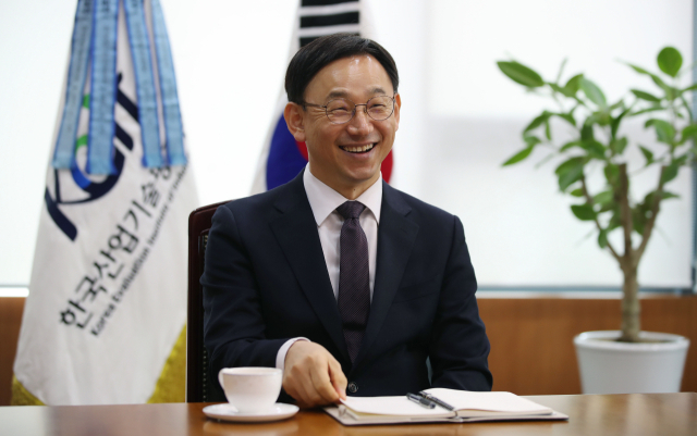 지난 5일 매일신문과 인터뷰 중인 한국산업기술평가관리원 전윤종 원장. 김영진 기자 kyjmaeil@imaeil.com