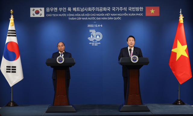 윤석열 대통령이 5일 오후 서울 용산 대통령실 청사에서 응우옌 쑤언 푹 베트남 국가주석과 정상회담을 마친 뒤 공동 언론발표를 하고 있다. 연합뉴스