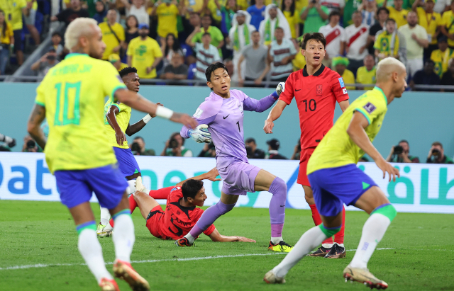 6일(한국시간) 카타르 도하 974스타디움에서 열린 2022 카타르 월드컵 16강전 대한민국과 브라질의 경기. 대표팀 선수들이 전반 브라질 비니시우스 주니오르에게 실점을 허용하고 있다. 연합뉴스