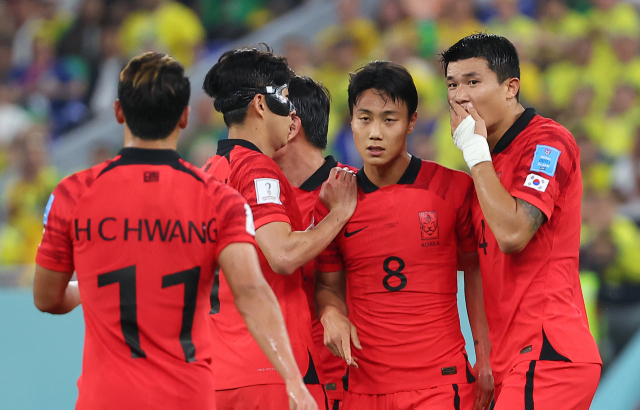 6일(한국시간) 카타르 도하 974스타디움에서 열린 2022 카타르 월드컵 16강전 대한민국과 브라질의 경기. 후반 백승호가 골을 넣은 뒤 동료 선수들의 축하를 받고 있다. 연합뉴스