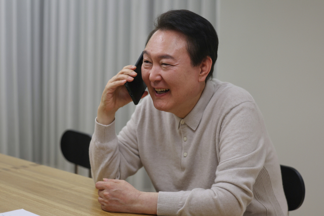 대통령 관저에서 전화 통화를 하고 있는 윤석열 대통령. 기사 이해를 돕기 위한 자료사진. 연합뉴스