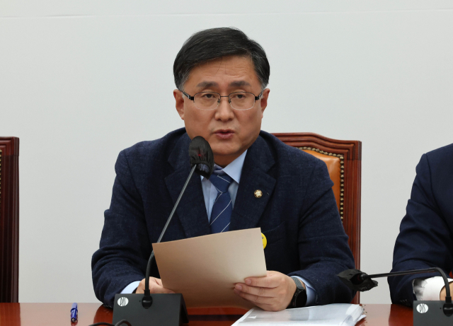 더불어민주당 김성환 정책위의장이 6일 국회에서 열린 원내대책회의에서 발언하고 있다. 연합뉴스