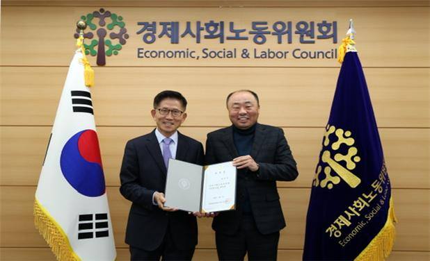 최병욱 국토교통부노동조합 위원장(오른쪽)이 5일 김문수 경제사회노동위원회 위원장으로부터 자문위원 위촉장을 받고 있다. 국토부노조 제공