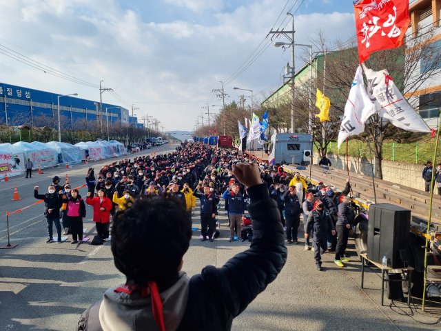 6일 오후 경북 포항시 남구 오천읍 현대글로비스 네거리에서 민주노총 경북본부와 화물연대 포항본부 조합원들이 동시다발 연대파업 집회를 열고 있다. 배형욱 기자