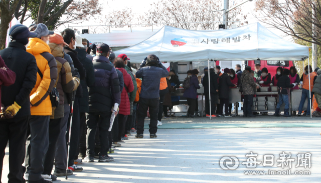 지난해 12월 달서구 성당못 옆 사랑해밥차 무료급식소에 노인들이 줄지어 점심 배식을 기다리고 있다. 매일신문DB
