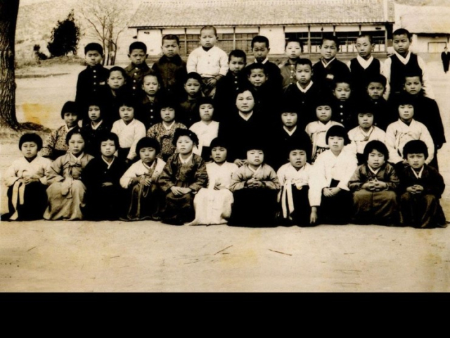 구미 인동초등학교 3회 졸업생 사진. 구미인동초등학교 제공