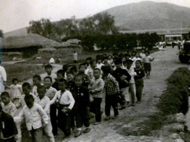 지난 1964년 구미인동초등학교 학생들이 봄소풍을 가는 모습. 구미인동초등학교 제공