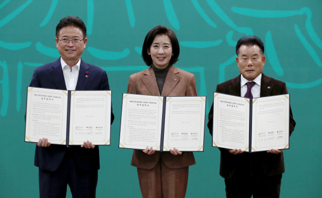 6일 경북 안동시 경북도청 화백당에서 이철우 경상북도지사와 나경원 저출산고령사회위원회 부위원장, 배한철 경상북도의회 의장이 저출산·고령사회 정책과 관련, 중앙과 지방의 상호협력을 위한 업무협약을 맺고 기념사진을 촬영하고 있다. 김영진 기자 kyjmaeil@imaeil.com