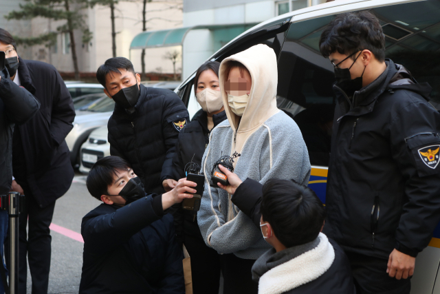지난해 12월 6일 경기도 의정부시 가능동 의정부지방법원에서 15개월 된 딸을 방임해 숨지게 하고 시신을 김치통 등에 보관하며 3년 간 범행을 은폐해온 친모 서모(34)씨가 구속 전 피의자심문을 앞두고 취재진 질문을 듣고 있다. 연합뉴스