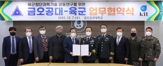 금오공과대학교(총장 곽호상·왼쪽 다섯 번째)와 육군본부 관계자들이 첨단 군사과학기술의 공동연구와 기술협력을 위한 업무협약을 체결하고 있다. 금오공대 제공