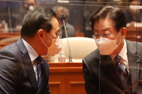 더불어민주당 이재명 대표(오른쪽)와 박홍근 원내대표가 7일 국회에서 열린 의원총회에서 대화하고 있다. 연합뉴스