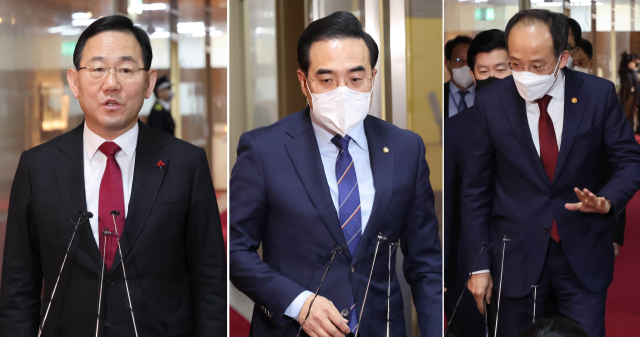 국민의힘 주호영 원내대표(왼쪽부터)와 더불어민주당 박홍근 원내대표, 추경호 경제부총리가 7일 국회 의장실에서 내년도 예산안 협상을 위한 회담을 마친 뒤 나오면서 취재진의 질문에 답변하고 있다. 연합뉴스